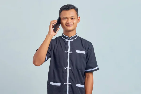 Porträtt Glad Asiatisk Ung Man Bär Karate Uniform Talar Smartphone — Stockfoto