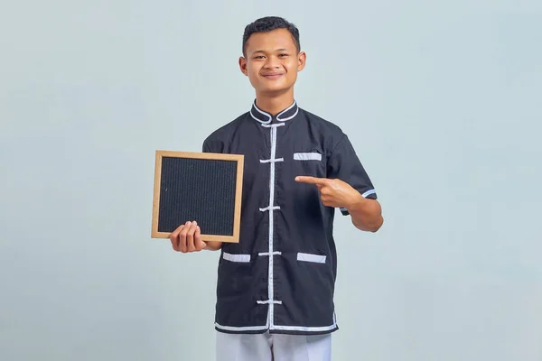 Porträtt Glad Asiatisk Ung Man Bär Karate Uniform Pekar Tom — Stockfoto