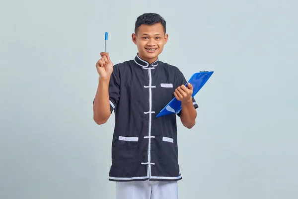 Porträtt Leende Asiatisk Ung Man Bär Karate Uniform Innehav Urklipp — Stockfoto