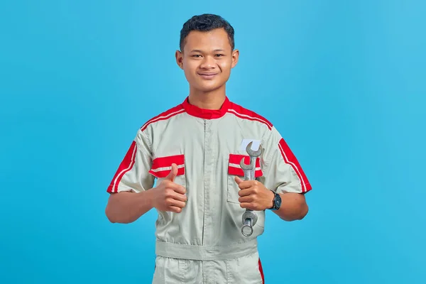 Retrato Del Joven Mecánico Asiático Sonriente Sosteniendo Llave Inglesa Mostrando —  Fotos de Stock