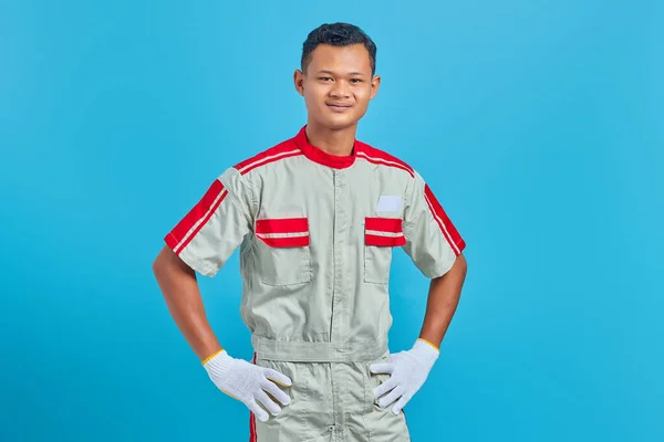 Retrato Joven Mecánico Asiático Sonriente Cogido Mano Con Confianza Sobre —  Fotos de Stock