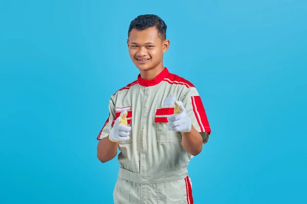 Lächelnde Junge Asiatische Mechaniker Zeigen Mit Dem Finger Auf Kamera — Stockfoto