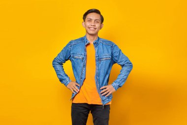 Sarı arka planda Seria 'nın genç Asyalı portresi.