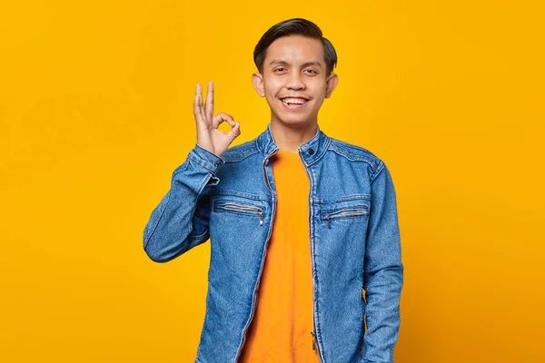 Porträt Eines Lächelnden Jungen Asiatischen Mannes Mit Okay Zeichen Auf — Stockfoto