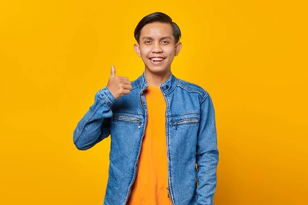 Neşeli Asyalı Genç Bir Adamın Portresi Baş Parmak Işareti Onay — Stok fotoğraf