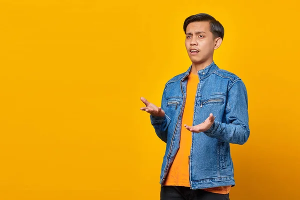 Retrato Hombre Asiático Sorprendido Con Expresión Confusa Descontenta Sobre Fondo — Foto de Stock