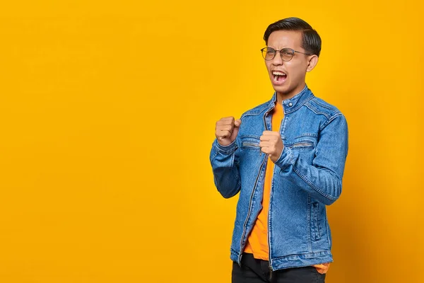 Retrato Irritado Jovem Ásia Homem Mostrando Boxer Gesto Amarelo Fundo — Fotografia de Stock