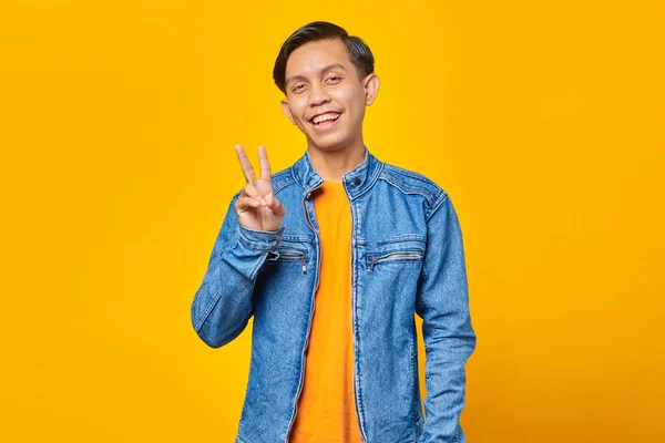 Attraktiver Lächelnder Junger Asiatischer Mann Macht Friedenszeichen Mit Der Hand — Stockfoto