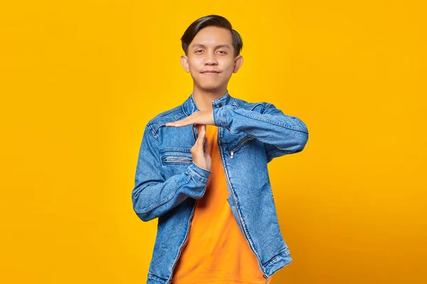 Porträt Eines Jungen Asiatischen Mannes Mit Auszeit Geste Auf Gelbem — Stockfoto