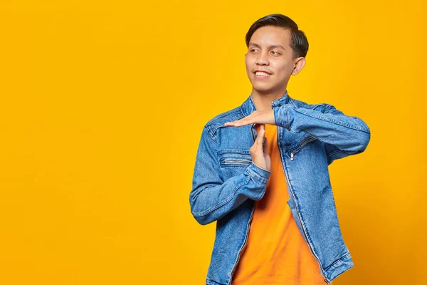 Porträt Eines Jungen Asiatischen Mannes Mit Auszeit Geste Auf Gelbem — Stockfoto