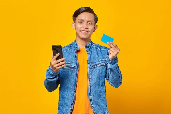 Cep Telefonuyla Ödeme Yapmak Için Kredi Kartı Kullanan Gülümseyen Asyalı — Stok fotoğraf