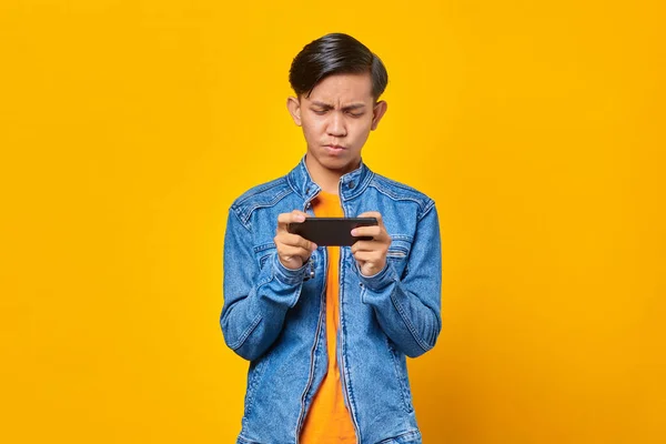 Aziatische Man Met Behulp Van Mobiele Telefoon Spelen Spel Met — Stockfoto