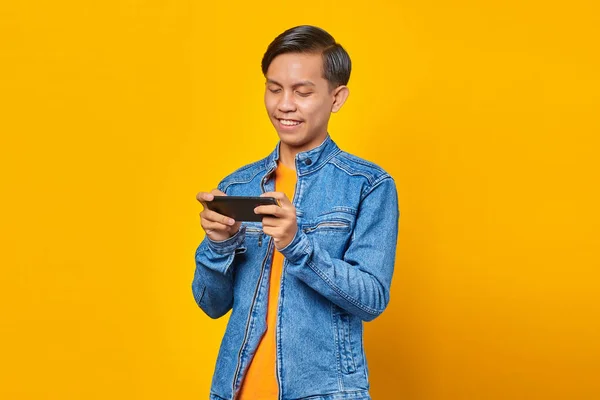 Cep Telefonunda Video Oyunu Oynayan Mutlu Asyalı Genç Adamın Portresi — Stok fotoğraf