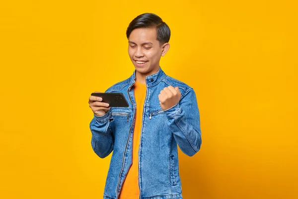 Cep Telefonuyla Oyun Oynayan Zaferi Kutlayan Hevesli Asyalı Adamın Portresi — Stok fotoğraf