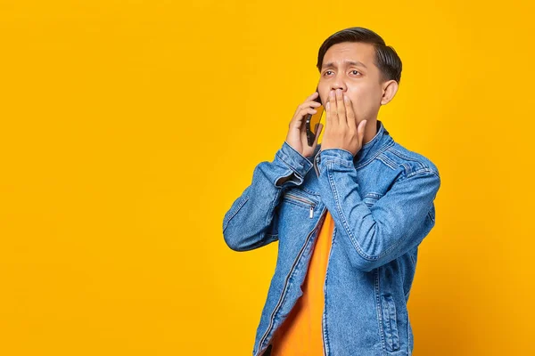 Impresionado Hombre Asiático Cubriendo Boca Con Las Manos Sosteniendo Teléfono — Foto de Stock