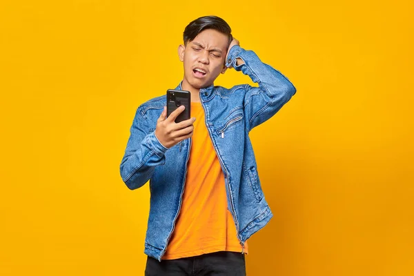 Şok Olmuş Asyalı Genç Adam Akıllı Telefondan Mesaja Bakıyor — Stok fotoğraf
