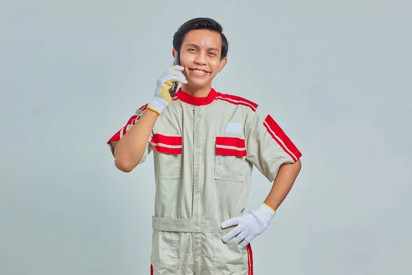Ritratto Attraente Asiatico Meccanico Uomo Indossa Uniforme Parlando Smartphone Guardando — Foto Stock