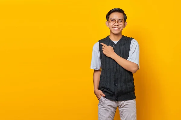 Портрет Усміхненого Молодого Азіатського Чоловіка Який Вказує Пальцем Місце — стокове фото