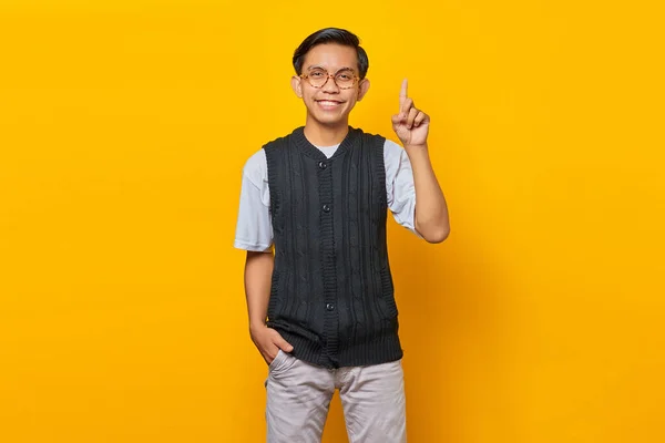 Веселий Азіатський Молодий Чоловік Вказує Копіювання Простору Ізольовано Жовтому Тлі — стокове фото