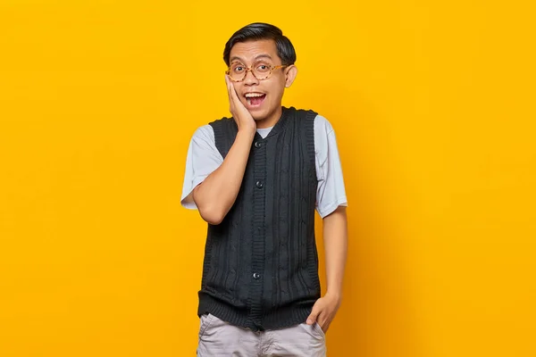 Portret Van Verbaasde Jonge Aziatische Man Zoek Naar Camera Geïsoleerd — Stockfoto