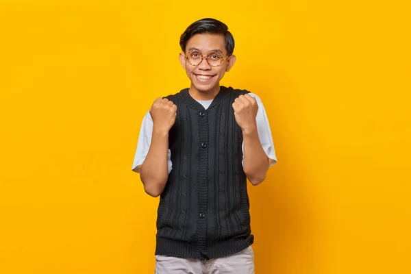 Портрет Збудженого Молодого Азіатського Чоловіка Який Відзначає Успіх Піднятими Руками — стокове фото