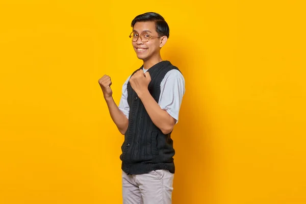 Retrato Jovem Asiático Animado Celebrando Sucesso Com Braços Levantados Fundo — Fotografia de Stock