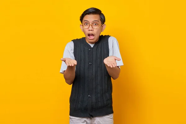 Portret Van Aziatische Man Verrast Met Verwarde Ontevreden Uitdrukking Gele — Stockfoto
