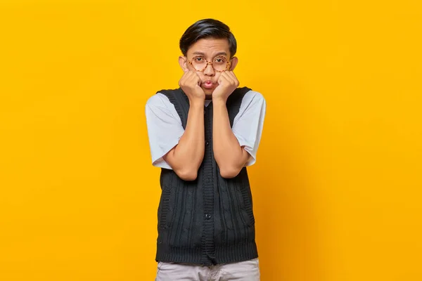 Retrato Joven Asiático Sorprendido Con Mano Barbilla Sobre Fondo Amarillo — Foto de Stock