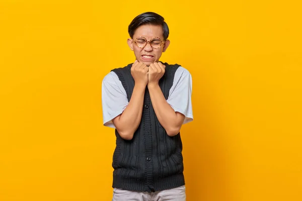 Retrato Joven Asiático Sorprendido Con Mano Barbilla Sobre Fondo Amarillo — Foto de Stock