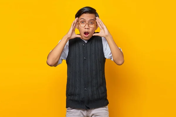 Retrato Del Joven Asiático Sorprendido Mirando Cámara Sobre Fondo Amarillo — Foto de Stock