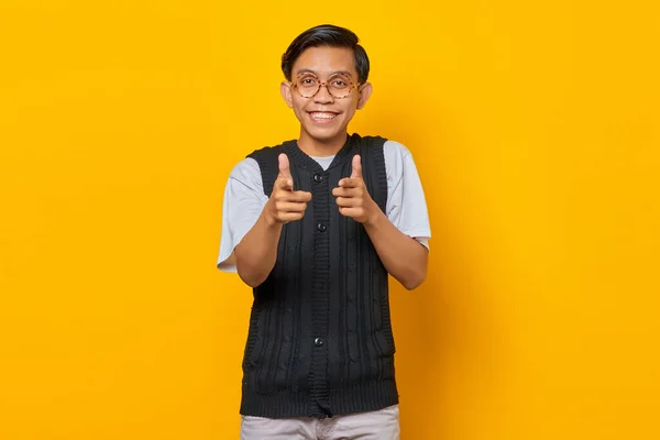 Портрет Усміхненого Молодого Азіатського Чоловіка Який Вказує Пальцями Фотоапарат Жовтому — стокове фото