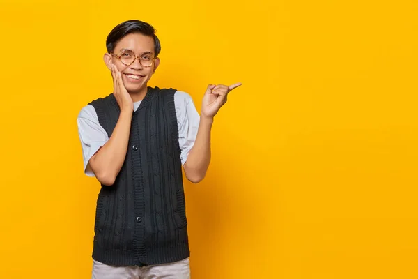 Portret Van Vrolijke Jonge Aziatische Man Wijzende Vinger Naar Lege — Stockfoto