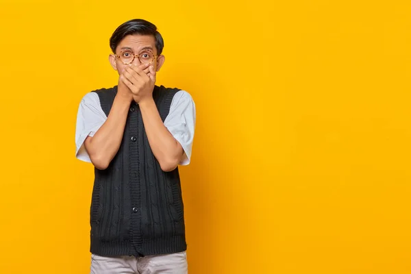 Portret Van Verbaasde Jonge Aziatische Man Bedekken Mond Met Hand — Stockfoto