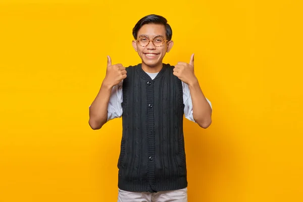 Портрет Веселого Молодого Азиата Показывающего Большой Палец Вверх Знак Одобрения — стоковое фото