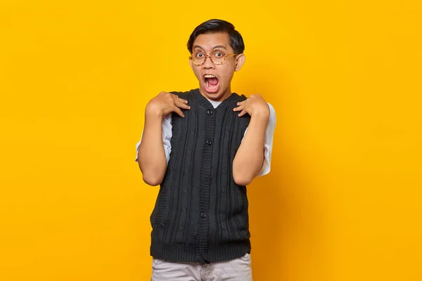 Retrato Homem Asiático Surpreso Com Boca Aberta Sobre Fundo Amarelo — Fotografia de Stock