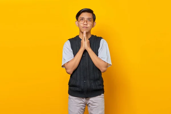 Портрет Смутку Молодий Азіатський Чоловік Молився Жовтому Фоні — стокове фото