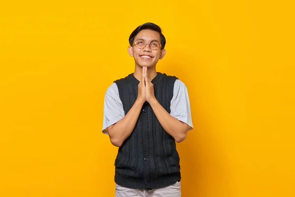 Портрет Усміхненого Азіатського Юнака Молитвою Жовтому Фоні — стокове фото