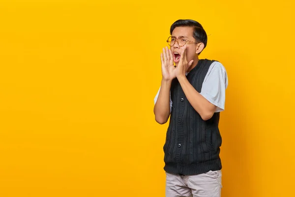 Portret Van Schreeuwende Jonge Aziatische Man Met Geschokte Uitdrukking Gele — Stockfoto
