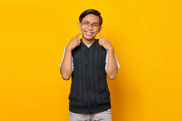 Retrato Jovem Asiático Sorridente Com Dois Dedos Apontando Covinhas Sobre — Fotografia de Stock