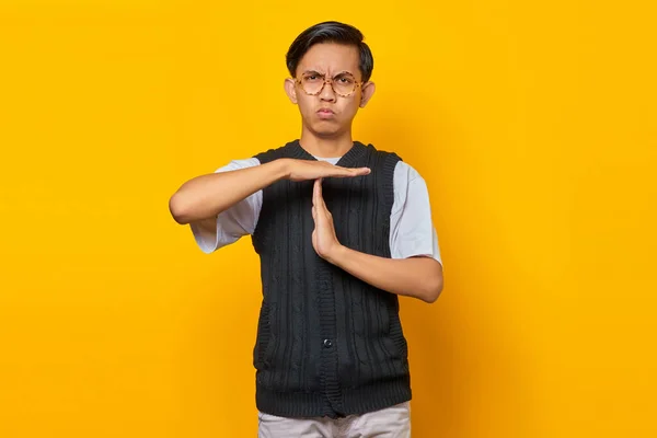 Портрет Молодого Азіатського Чоловіка Показує Жест Тайм Ауту Жовтому Тлі — стокове фото
