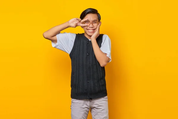Портрет Веселого Молодого Азіата Який Укладає Мир Пальцями Жовтому Фоні — стокове фото