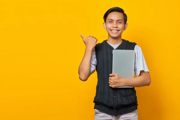 Glada Asiatiska Mannen Håller Laptop Och Pekar Tomt Utrymme Över — Stockfoto