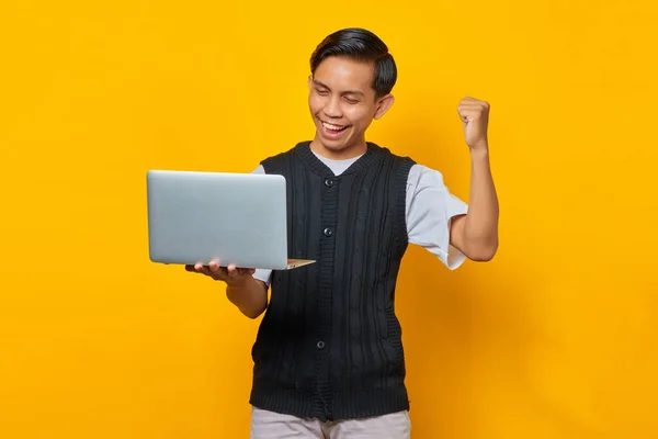 Opgewonden Aziatische Man Met Laptop Vieren Overwinning Glimlachen Gele Achtergrond — Stockfoto