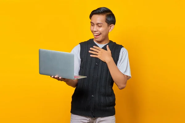 Portret Van Opgewonden Aziatische Man Met Laptop Gele Achtergrond — Stockfoto