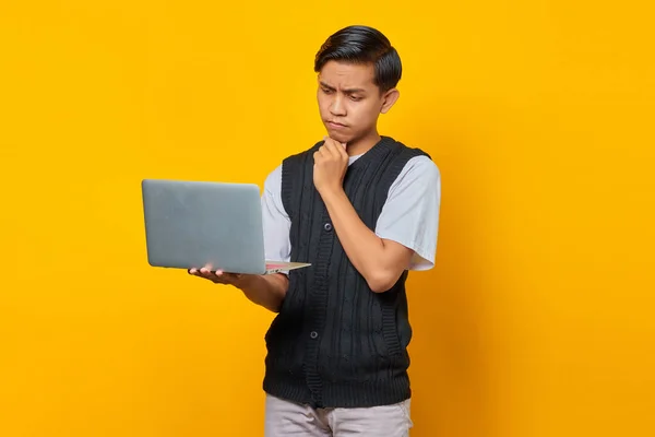 Portret Van Een Zelfverzekerde Aziatische Man Met Laptop Kijkend Naar — Stockfoto