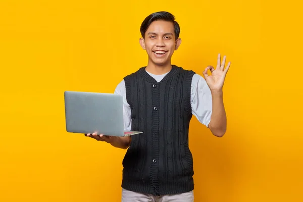 Vrolijke Knappe Aziatische Man Met Laptop Het Tonen Van Gebaar — Stockfoto