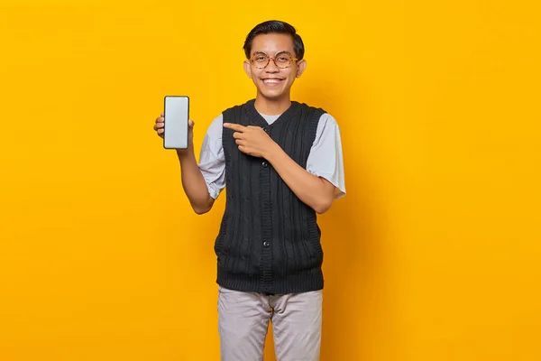 Lächelnder Schöner Junger Mann Zeigt Auf Leeren Smartphone Bildschirm Auf — Stockfoto