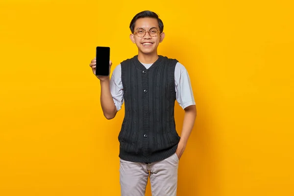 Fröhlicher Asiate Zeigt Smartphone Bildschirm Auf Gelbem Hintergrund — Stockfoto