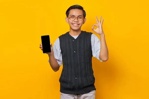 Neşeli Asyalı Adam Akıllı Telefon Boş Ekranı Gösteriyor Sarı Arkaplanda — Stok fotoğraf
