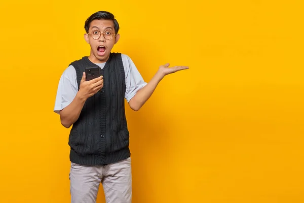 Porträtt Arg Ung Asiatisk Man Som Håller Mobiltelefon Med Upphöjd — Stockfoto